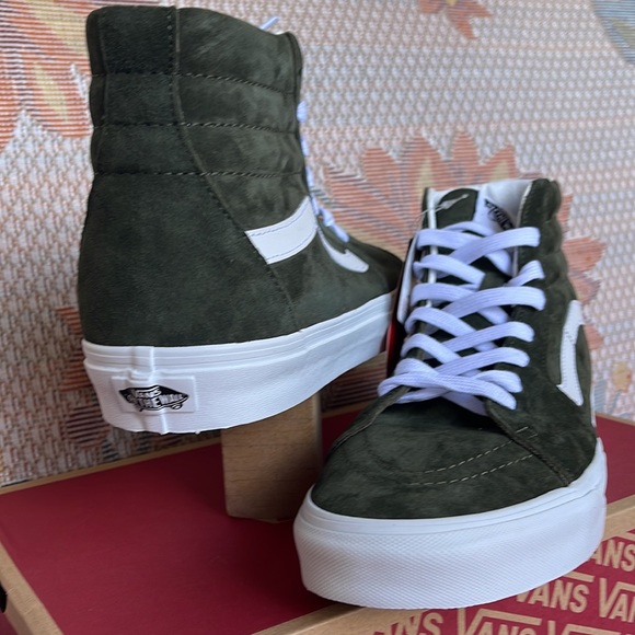 Vans Men’s Sk8-Hi
Pig Suede Grape Leaf
VN0A4BVT50K
Sneakers - Picture 10 of 16